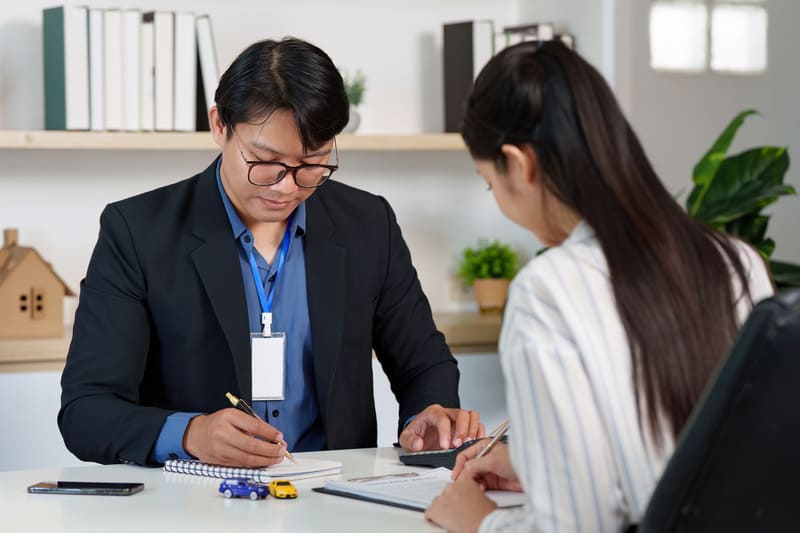 Chuyên viên tư vấn bảo hiểm mang đến sự an tâm thông qua các giải pháp bảo vệ phù hợp.