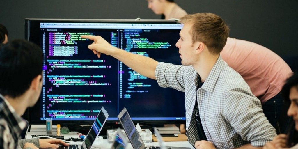 Ngành IT là lựa chọn phù hợp cho những bạn yêu thích công nghệ, tư duy logic và mong muốn làm việc trong môi trường hiện đại
