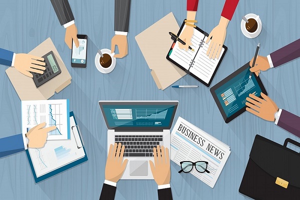 Sinh viên ngành truyền thông báo chí trong giờ học thực hành
