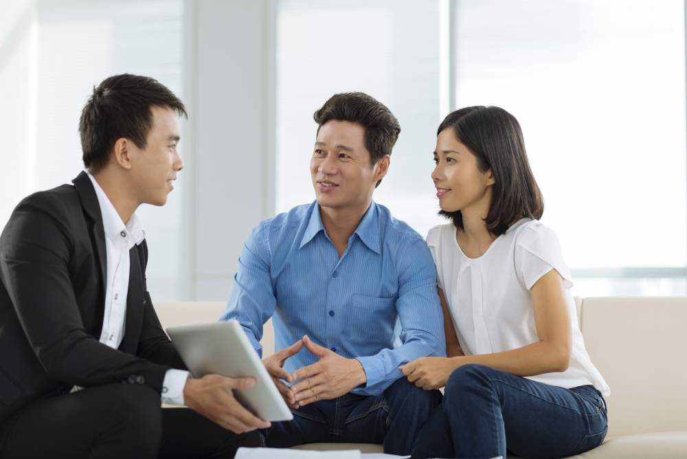 Môi giới bất động sản trao đổi thông tin với khách hàng