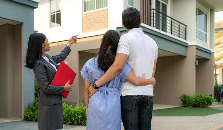 Môi giới bất động sản giới thiệu sản phẩm cho khách hàng