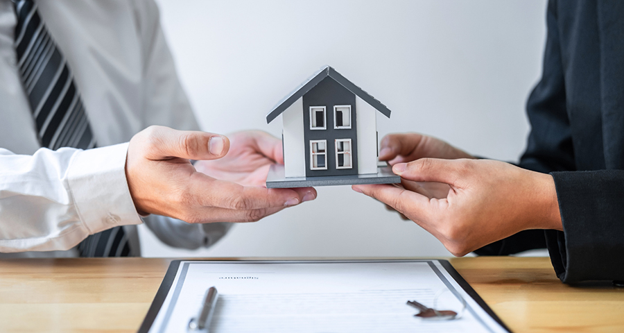Môi giới bất động sản tư vấn khách hàng về sản phẩm