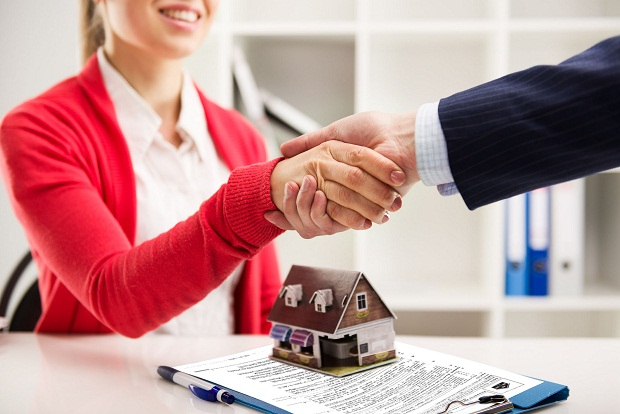 Nhân viên môi giới bất động sản tư vấn khách hàng