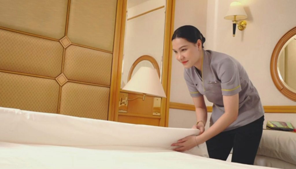 Nhân viên buồng phòng đang dọn dẹp phòng khách sạn