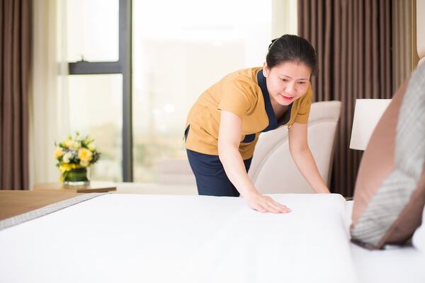 Nhân viên buồng phòng làm vệ sinh phòng khách sạn