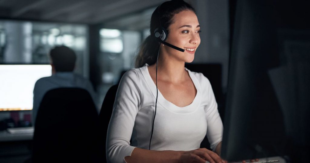 Nhân viên chăm sóc khách hàng khách sạn tiếp đón khách lưu trú