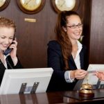 Nhân viên đặt phòng khách sạn đang hỗ trợ khách hàng đặt phòng
