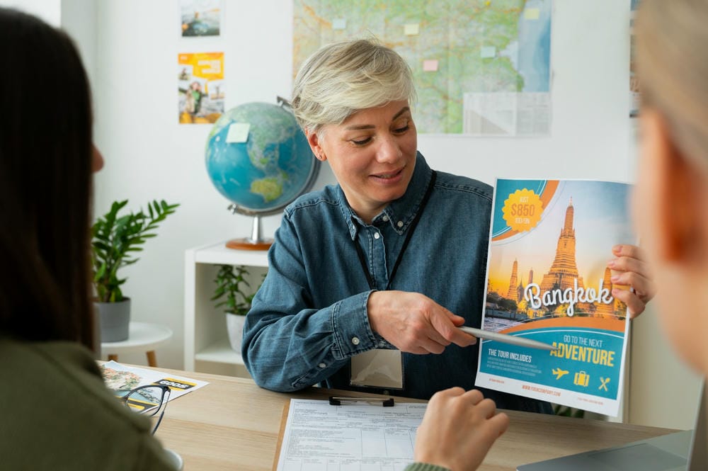 Nhân viên điều hành tour phối hợp các dịch vụ trong chuyến du lịch