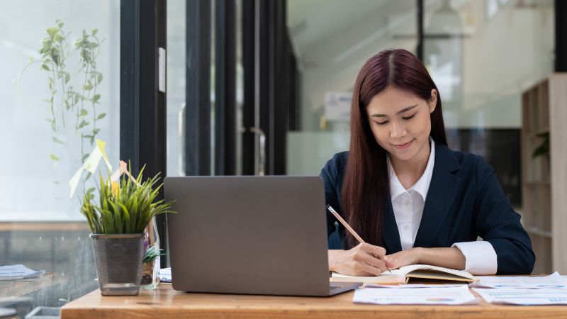 Nhân viên kinh doanh khách sạn làm việc tại văn phòng