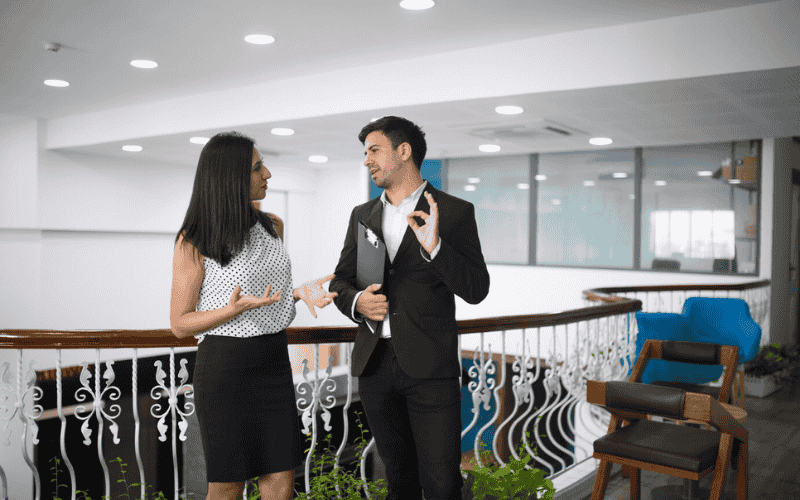 Nhân viên kinh doanh khách sạn đang tư vấn dịch vụ cho khách hàng