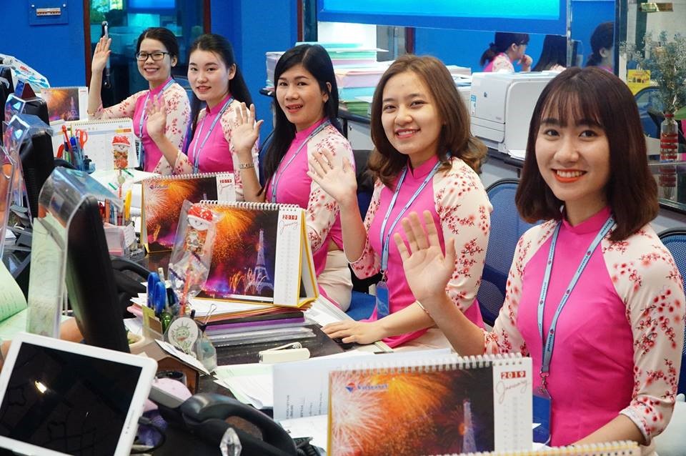 Nhân viên tư vấn du lịch trao đổi với khách hàng