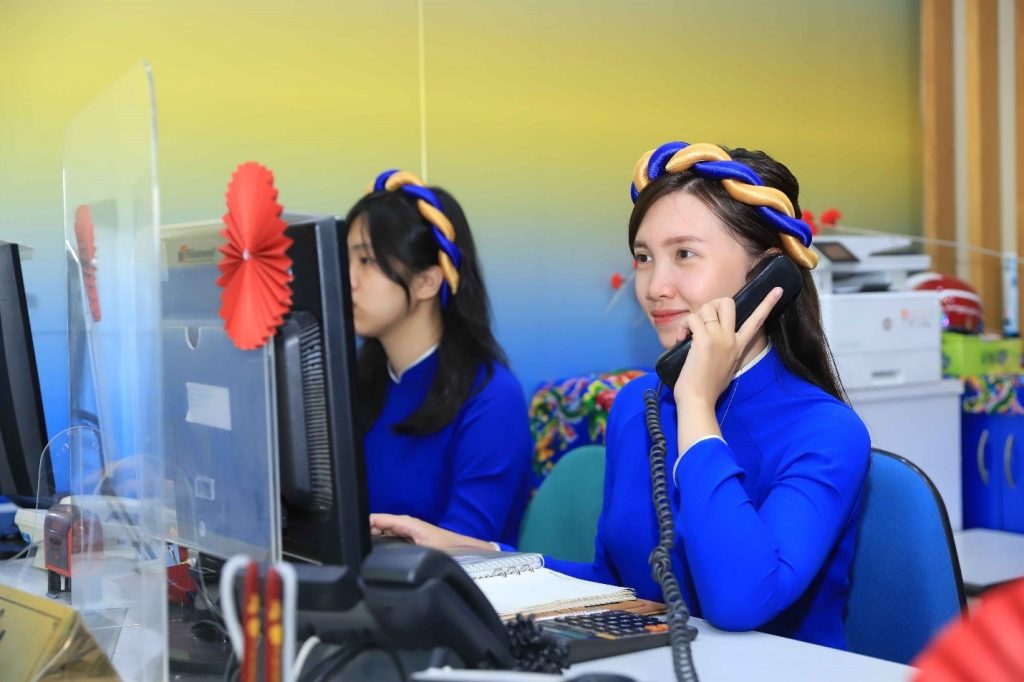 Nhân viên tư vấn du lịch tư vấn tour cho khách hàng