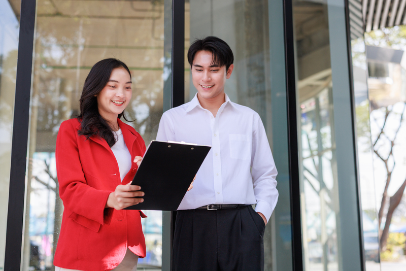 Nhân viên tư vấn du lịch hỗ trợ khách hàng lựa chọn tour
