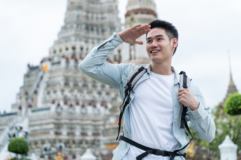 Nhân viên tư vấn du lịch trao đổi thông tin tour với khách hàng