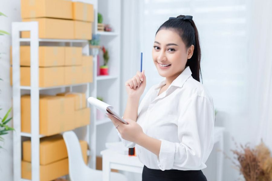 nhân viên purchasing làm việc với nhà cung cấp