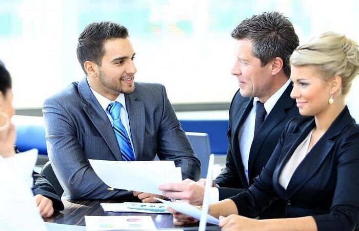 Sales Executive thực hiện công việc bán hàng