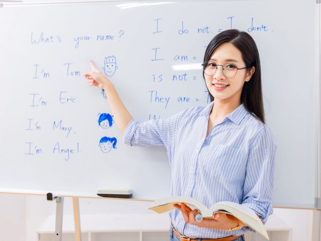 teaching assistant hỗ trợ học sinh trong giờ học
