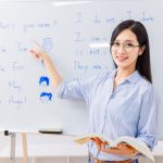 teaching assistant hỗ trợ học sinh trong giờ học