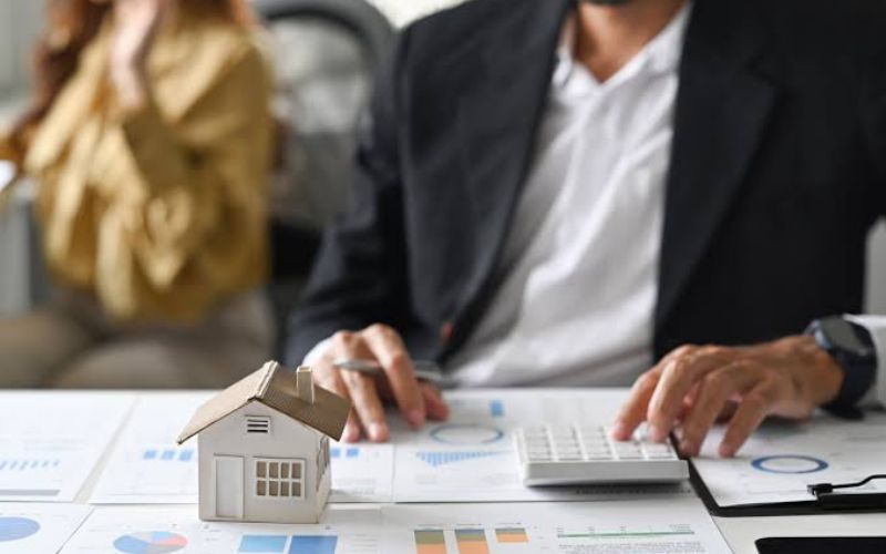 Nhân viên marketing bất động sản phân tích số liệu và lập kế hoạch kinh doanh dự án