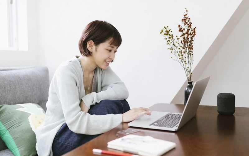 Cộng tác viên bất động sản làm việc tại nhà và tìm hiểu thông tin thị trường nhà đất