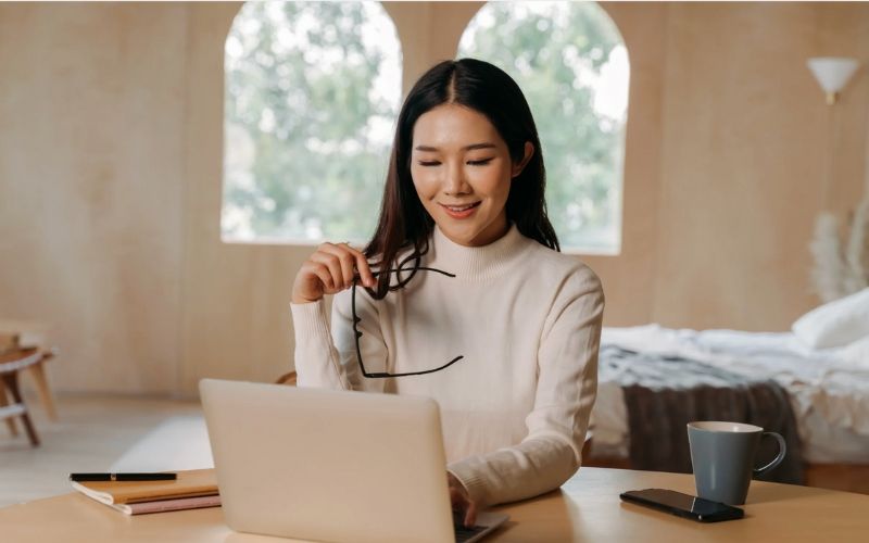 Cộng tác viên bất động sản làm việc trực tuyến và tìm kiếm thông tin dự án trên laptop.