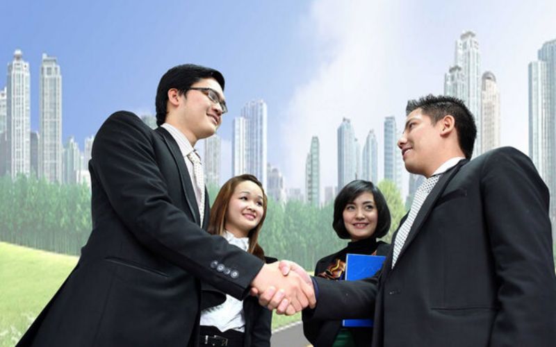 Nhân viên marketing bất động sản gặp gỡ và hợp tác với đối tác trong lĩnh vực nhà đất