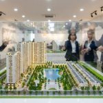 Nhân viên tư vấn giới thiệu mô hình dự án bất động sản cho khách hàng